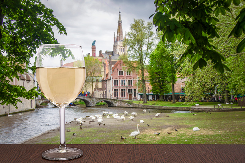 ベルギーのブジュールと白ワインのグラス